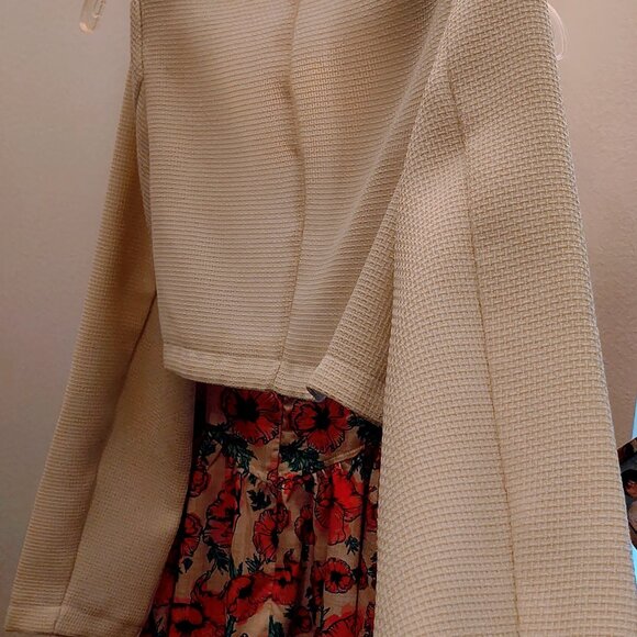 A medium cream-colored crop jacket by dazy. pebbled texture - Picture 7 of 11